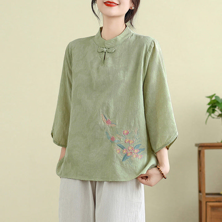Damenbluse aus Baumwolle mit Buddha Stones, Blumenstickerei, Dreiviertelärmeln, einem Froschknopf, Stehkragen und Knopfleiste - Hellgrün - US12, UK/AU16, EU44 (3XL) - image 0