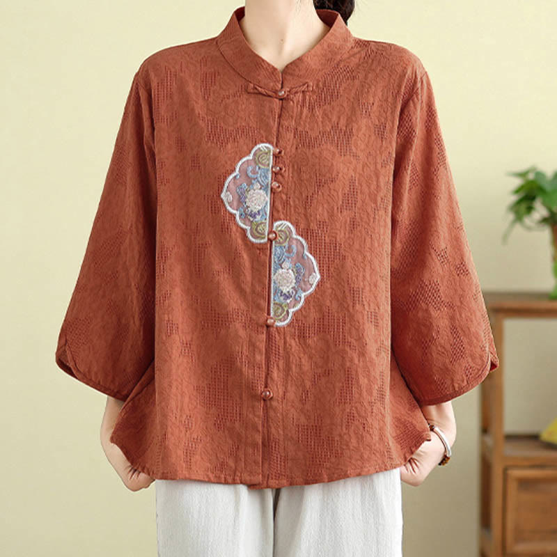Damenbluse aus Baumwolle mit Buddha Stones, Blumenstickerei, Jacquard-Muster, Dreiviertelärmeln und Froschknopfverschluss - image 1