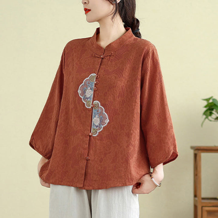 Damenbluse aus Baumwolle mit Buddha Stones, Blumenstickerei, Jacquard-Muster, Dreiviertelärmeln und Froschknopfverschluss - image 4