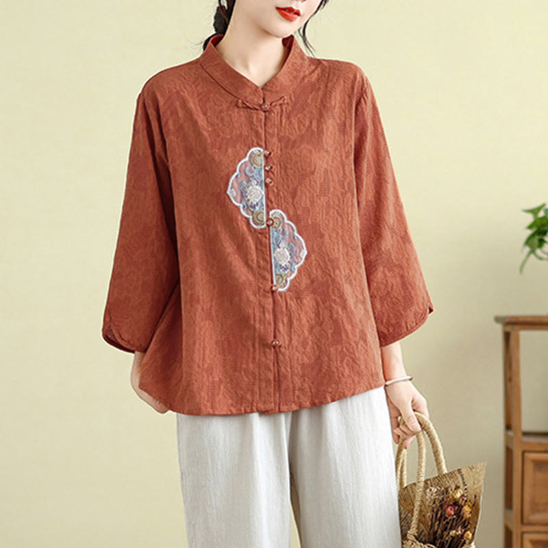 Damenbluse aus Baumwolle mit Buddha Stones, Blumenstickerei, Jacquard-Muster, Dreiviertelärmeln und Froschknopfverschluss - image 3
