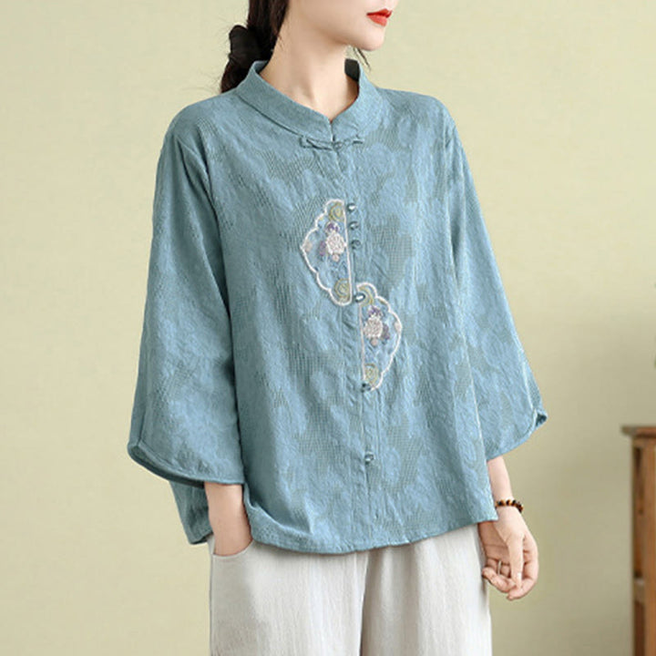 Damenbluse aus Baumwolle mit Buddha Stones, Blumenstickerei, Jacquard-Muster, Dreiviertelärmeln und Froschknopfverschluss - image 10