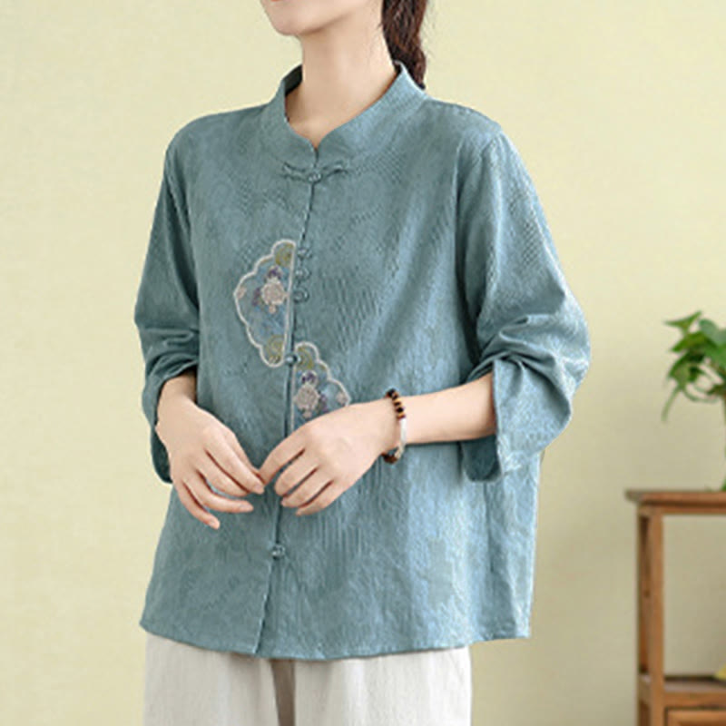 Damenbluse aus Baumwolle mit Buddha Stones, Blumenstickerei, Jacquard-Muster, Dreiviertelärmeln und Froschknopfverschluss - image 11