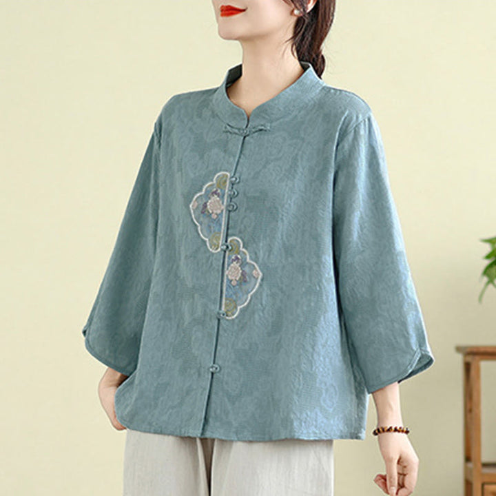 Damenbluse aus Baumwolle mit Buddha Stones, Blumenstickerei, Jacquard-Muster, Dreiviertelärmeln und Froschknopfverschluss - image 13
