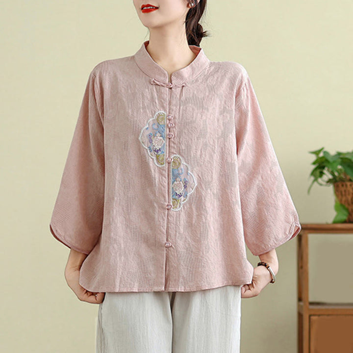 Damenbluse aus Baumwolle mit Buddha Stones, Blumenstickerei, Jacquard-Muster, Dreiviertelärmeln und Froschknopfverschluss - image 19