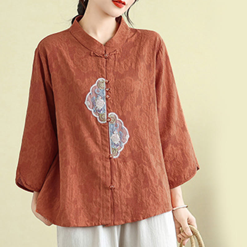 Damenbluse aus Baumwolle mit Buddha Stones, Blumenstickerei, Jacquard-Muster, Dreiviertelärmeln und Froschknopfverschluss - image 6