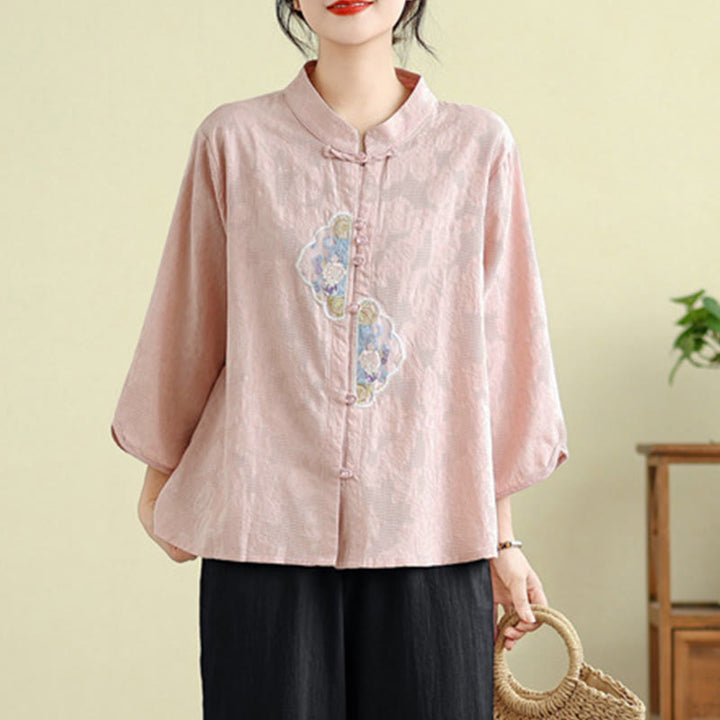 Damenbluse aus Baumwolle mit Buddha Stones, Blumenstickerei, Jacquard-Muster, Dreiviertelärmeln und Froschknopfverschluss - image 20