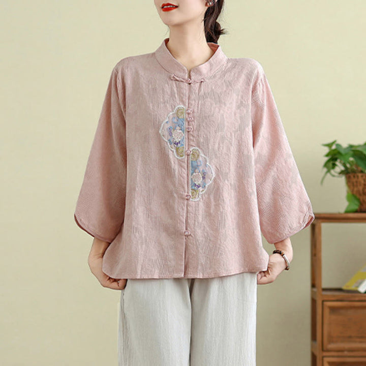 Damenbluse aus Baumwolle mit Buddha Stones, Blumenstickerei, Jacquard-Muster, Dreiviertelärmeln und Froschknopfverschluss - image 17