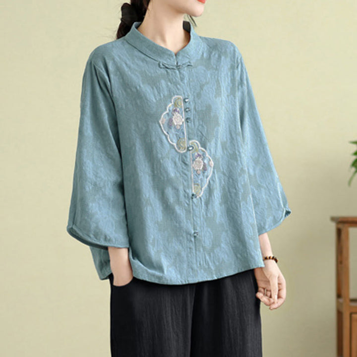 Damenbluse aus Baumwolle mit Buddha Stones, Blumenstickerei, Jacquard-Muster, Dreiviertelärmeln und Froschknopfverschluss - image 14