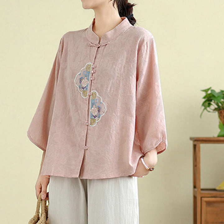 Damenbluse aus Baumwolle mit Buddha Stones, Blumenstickerei, Jacquard-Muster, Dreiviertelärmeln und Froschknopfverschluss - image 21