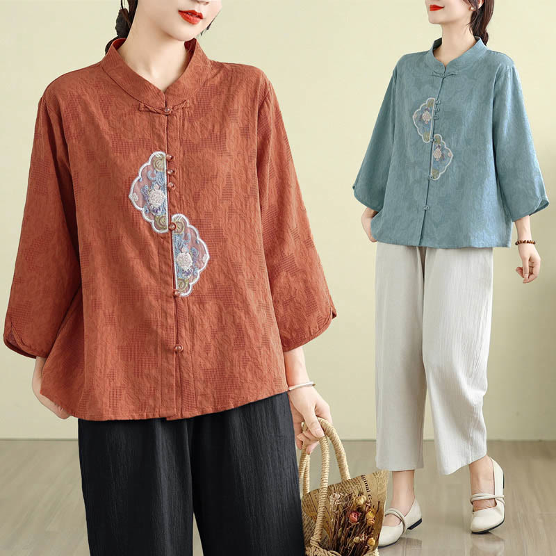 Damenbluse aus Baumwolle mit Buddha Stones, Blumenstickerei, Jacquard-Muster, Dreiviertelärmeln und Froschknopfverschluss - image 8