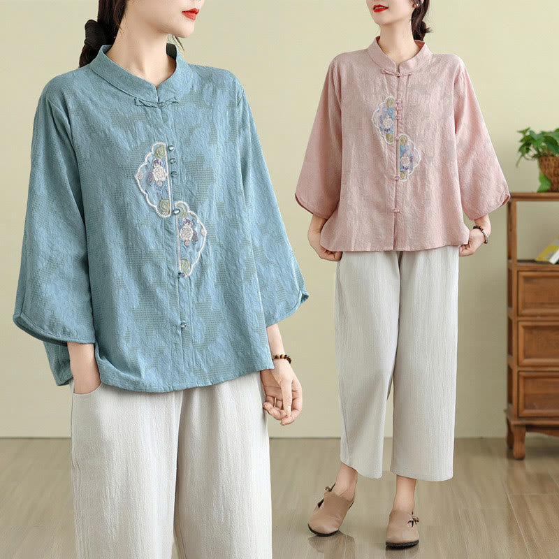 Damenbluse aus Baumwolle mit Buddha Stones, Blumenstickerei, Jacquard-Muster, Dreiviertelärmeln und Froschknopfverschluss - image 25