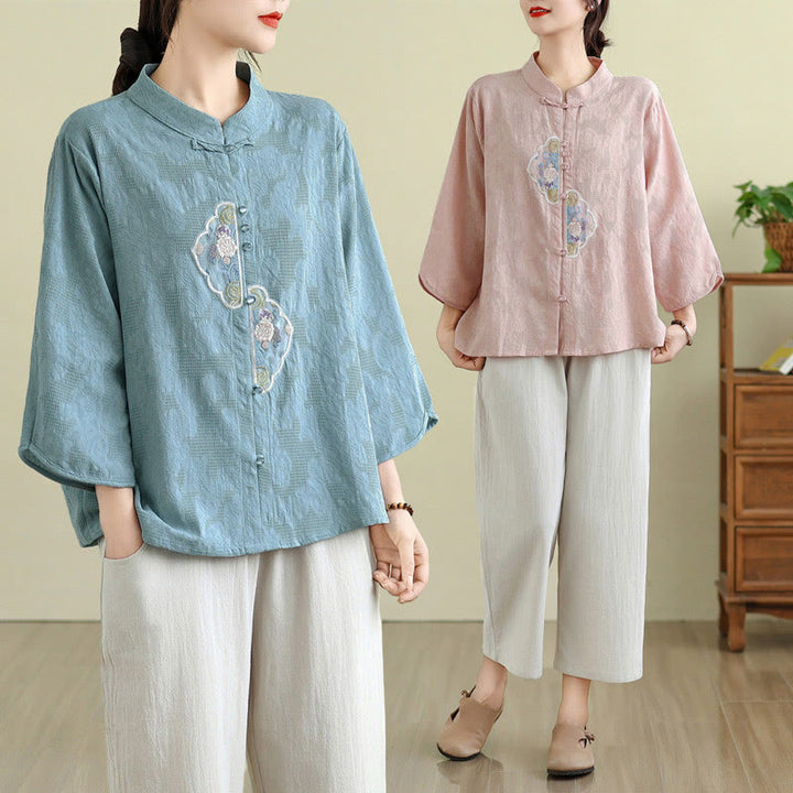 Damenbluse aus Baumwolle mit Buddha Stones, Blumenstickerei, Jacquard-Muster, Dreiviertelärmeln und Froschknopfverschluss - image 25