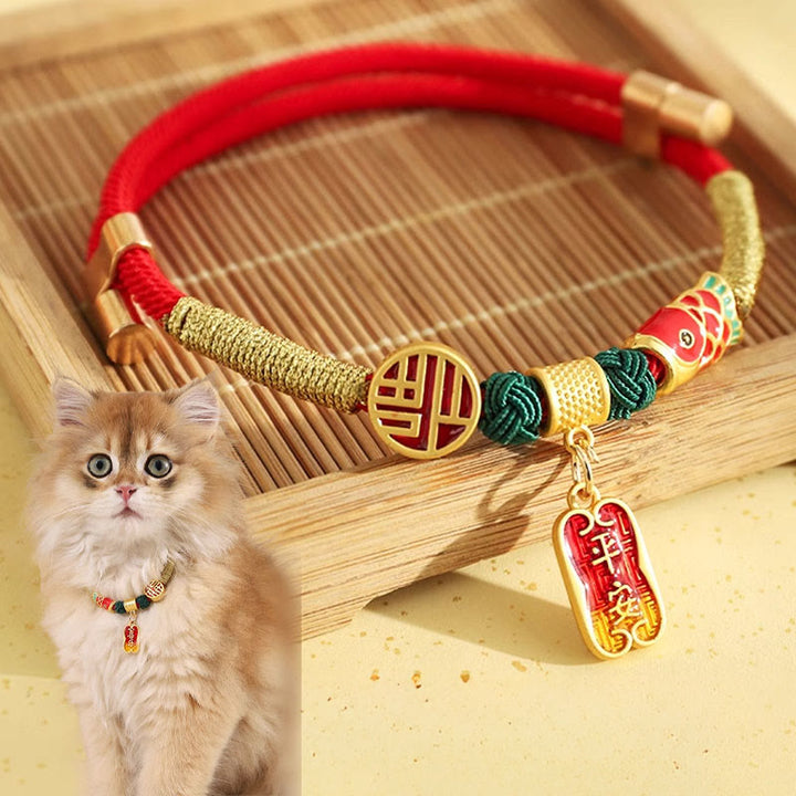 Buddha Stones -Metallanhänger mit roter Schnur – Frieden, Freude, Segen und Schutz – Verstellbares Halsband für Katzen und kleine Hunde - Rotes Seil - 30-40 cm - image 0