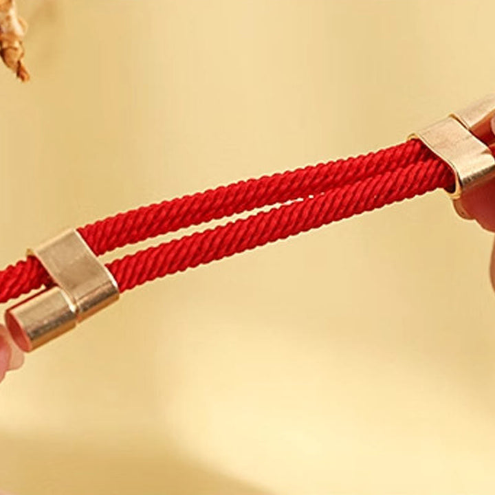 Buddha Stones -Metallanhänger mit roter Schnur – Frieden, Freude, Segen und Schutz – Verstellbares Halsband für Katzen und kleine Hunde - image 4
