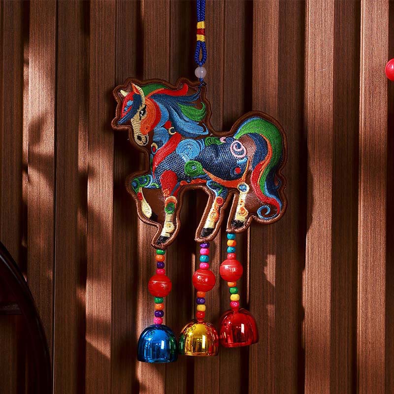 Buddha Stones, Jahr des Pferdes, Stickerei, Glocke, Quaste, Hängedekoration - Bunte Pferdeglocke mit braunem Hintergrund (10 x 13 cm) - image 1
