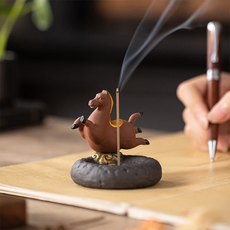 Buddha Stones, Jahr des Pferdes 2026, Neujahrsdekoration, Räuchergefäß - Braunes, fliegendes Pferd (7,4 x 7,4 x 7,2 CM) - image 0