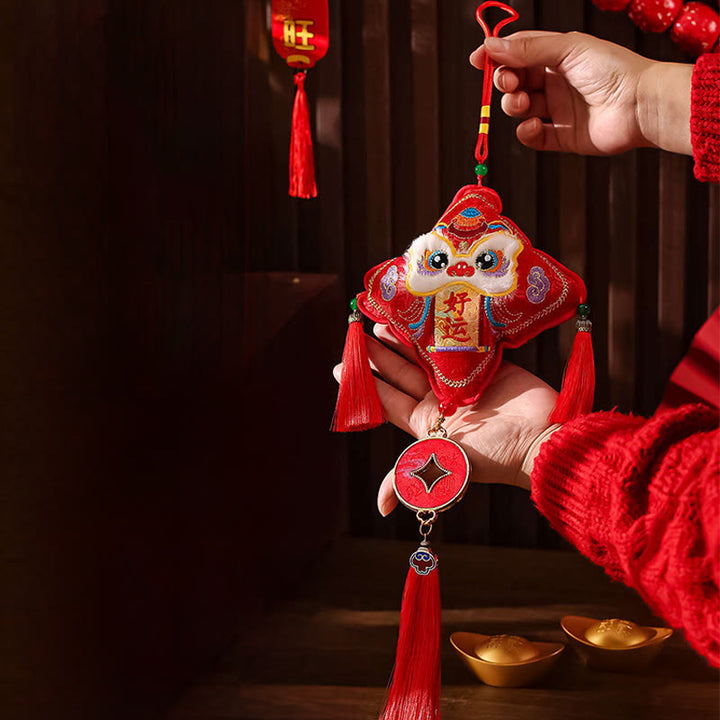 Buddha Stones -Stickerei, Jahr des Pferdes, Fu-Zeichen, Kupfermünzenform, rote Schnur, Hängedekoration - Löwe Glücksbringer (15 x 52 cm) - image 9