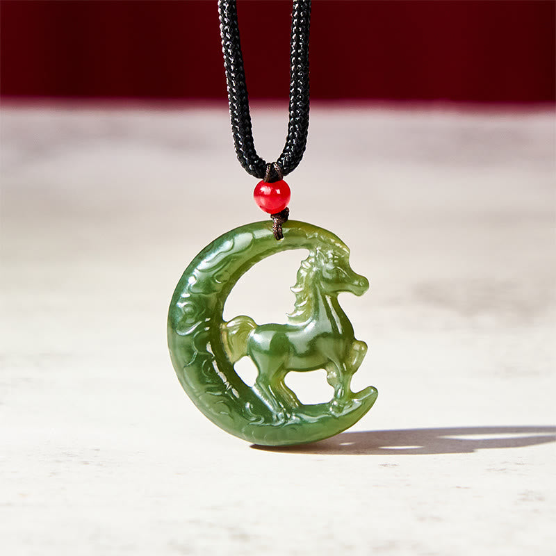 Buddha Stones, chinesisches Tierkreiszeichen, Jahr des Pferdes, Glücks- und Wohlstandsanhänger aus geschnitzter Jade - Jade (Fülle ♥ Glück) - 29 x 28 x 5 mm - image 0
