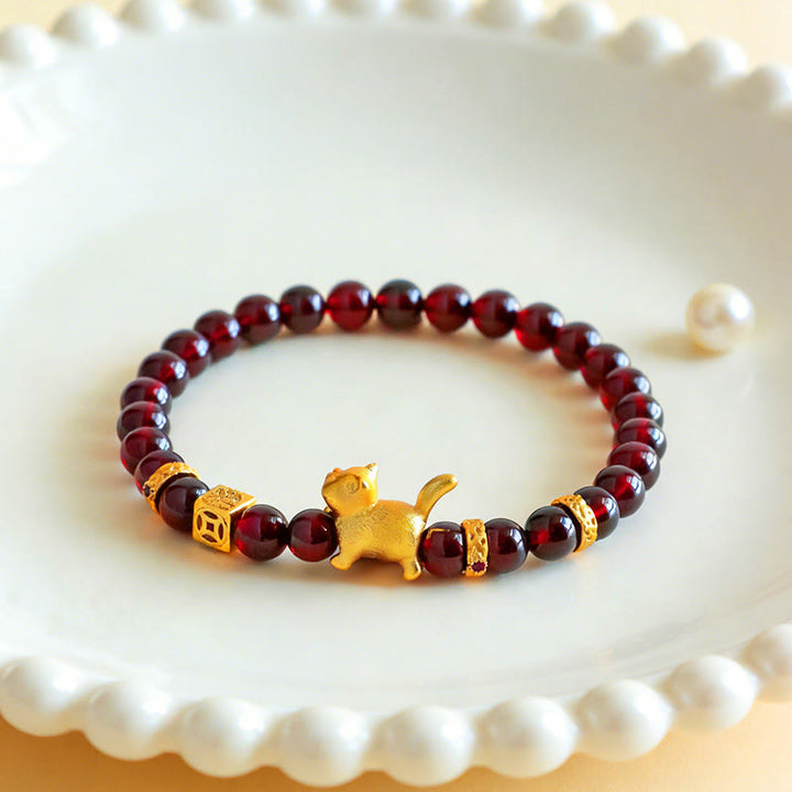 Armband mit Buddha Stones, niedlichem Glückskatzen-Anhänger, Granat und Zinnober – für Ruhe und Schutz - image 4