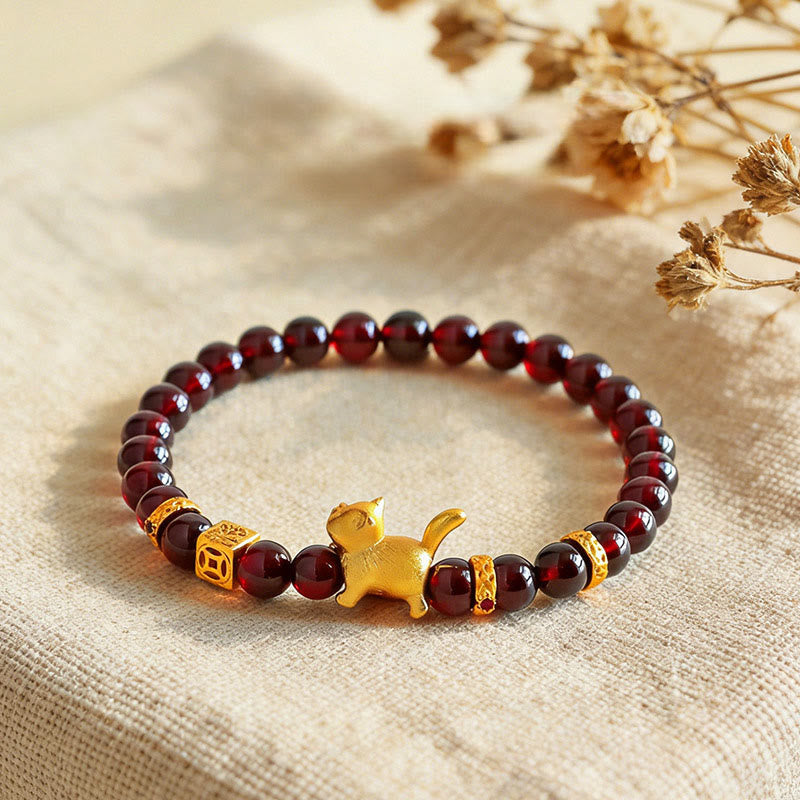 Armband mit Buddha Stones, niedlichem Glückskatzen-Anhänger, Granat und Zinnober – für Ruhe und Schutz - image 0
