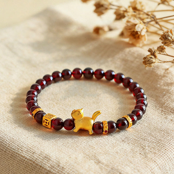 Armband mit Buddha Stones, niedlichem Glückskatzen-Anhänger, Granat und Zinnober – für Ruhe und Schutz - image 0