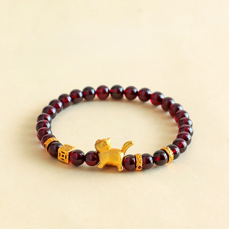 Armband mit Buddha Stones, niedlichem Glückskatzen-Anhänger, Granat und Zinnober – für Ruhe und Schutz - Granat (Handgelenkumfang: 13-15 cm) - image 1