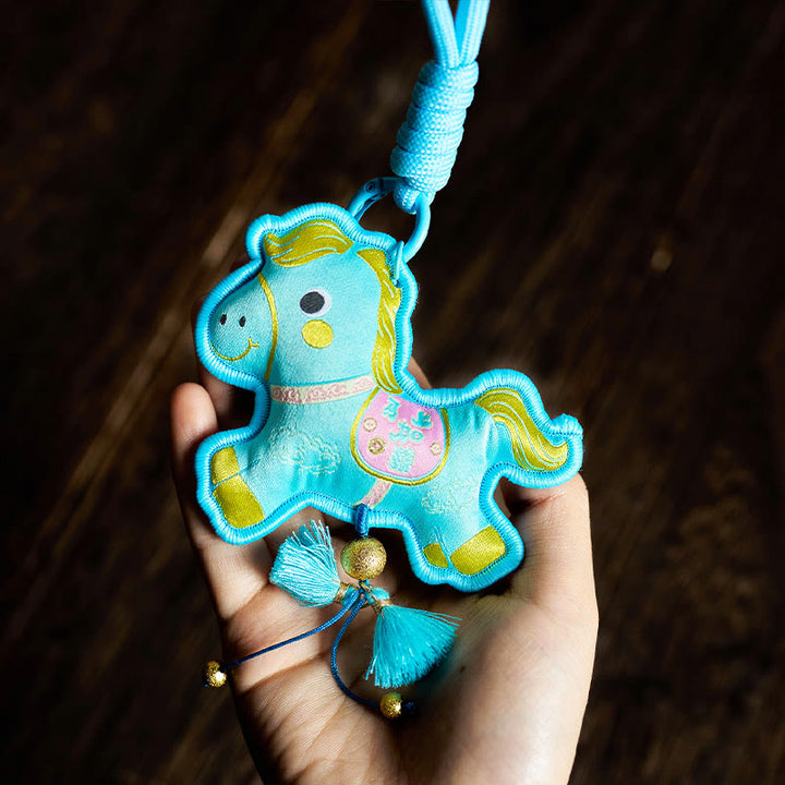 Buddha Stones ​​Jahr des Pferdes Schlüsselanhänger mit Stickereiquaste in verschiedenen Farben – Symbol für Wohlstand - Blaues Pferd (Größe: 9 x 8 cm) - image 7