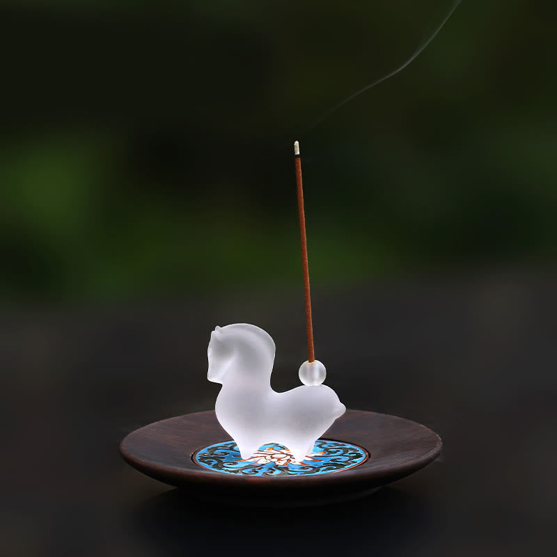 Buddha Stones, Jahr des Pferdes, Lotus-Kapsel, Lotusblatt, Liuli-Kristall-Kunstwerk, Energie-Dekoration für Zuhause oder Büro - Pferd mit Räucherloch und Holzunterlage - image 13