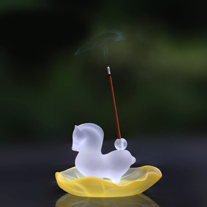 Buddha Stones, Jahr des Pferdes, Lotus-Kapsel, Lotusblatt, Liuli-Kristall-Kunstwerk, Energie-Dekoration für Zuhause oder Büro - Pferd mit Räucherloch und gelbem Lotusblattkissen - image 3