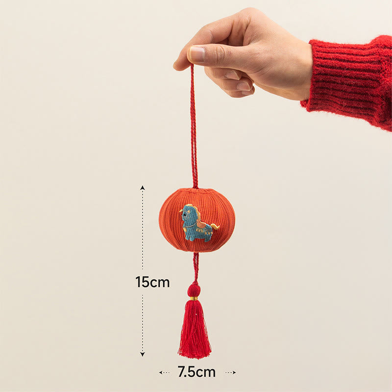 Buddha Stones Jahr des Pferdes Rote Schnur Fu-Zeichen Stickerei Stärke Hängende Dekoration - Blaues Pferd (Größe: 15 x 7,5 cm) - image 4