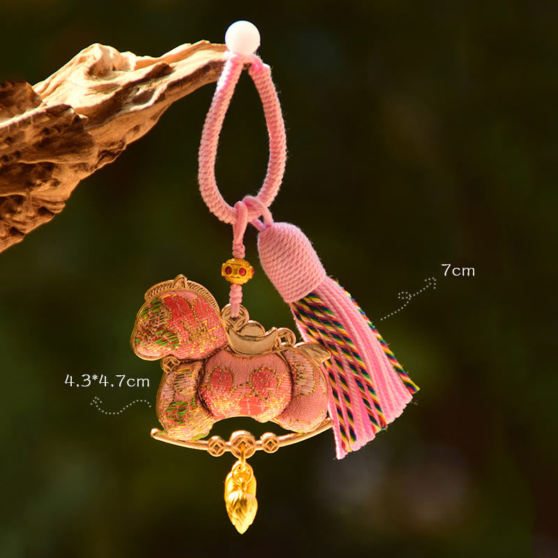 Buddha Stones ​​Jahr des Pferdes Stickerei Freiheit Schlüsselanhänger - Rosa Pferd (Größe: 43 x 47 mm) - image 3