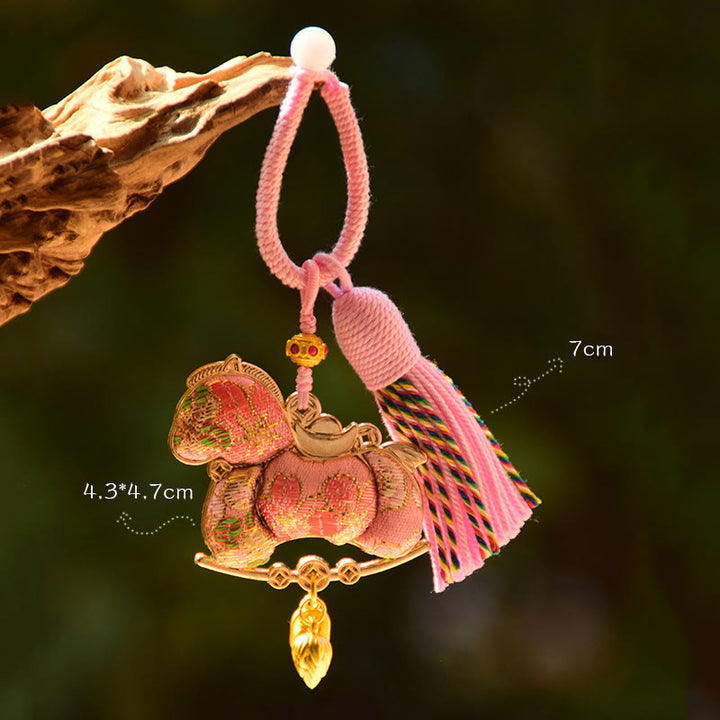 Buddha Stones ​​Jahr des Pferdes Stickerei Freiheit Schlüsselanhänger - Rosa Pferd (Größe: 43 x 47 mm) - image 3