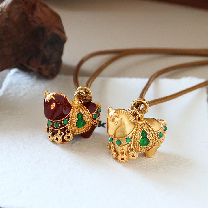 Buddha Stones Halskettenanhänger aus Kupfer und Messing mit dem Motiv des Jahres des Pferdes - image 4