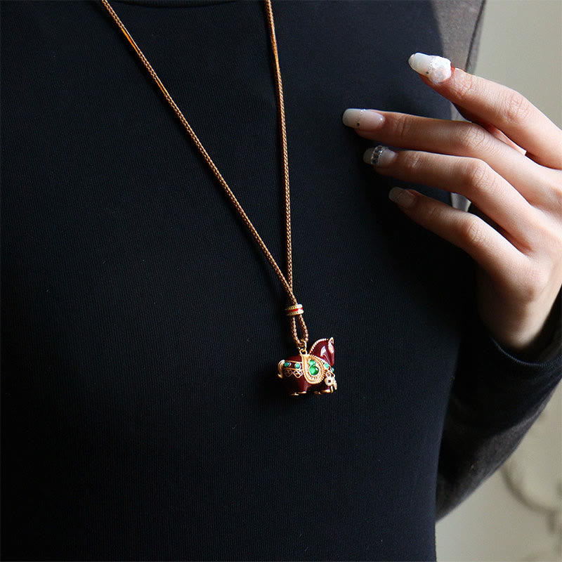 Buddha Stones Halskettenanhänger aus Kupfer und Messing mit dem Motiv des Jahres des Pferdes - image 1