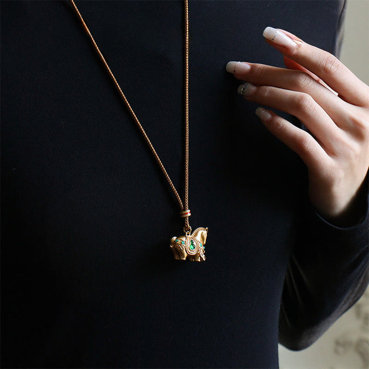 Buddha Stones Halskettenanhänger aus Kupfer und Messing mit dem Motiv des Jahres des Pferdes - image 3