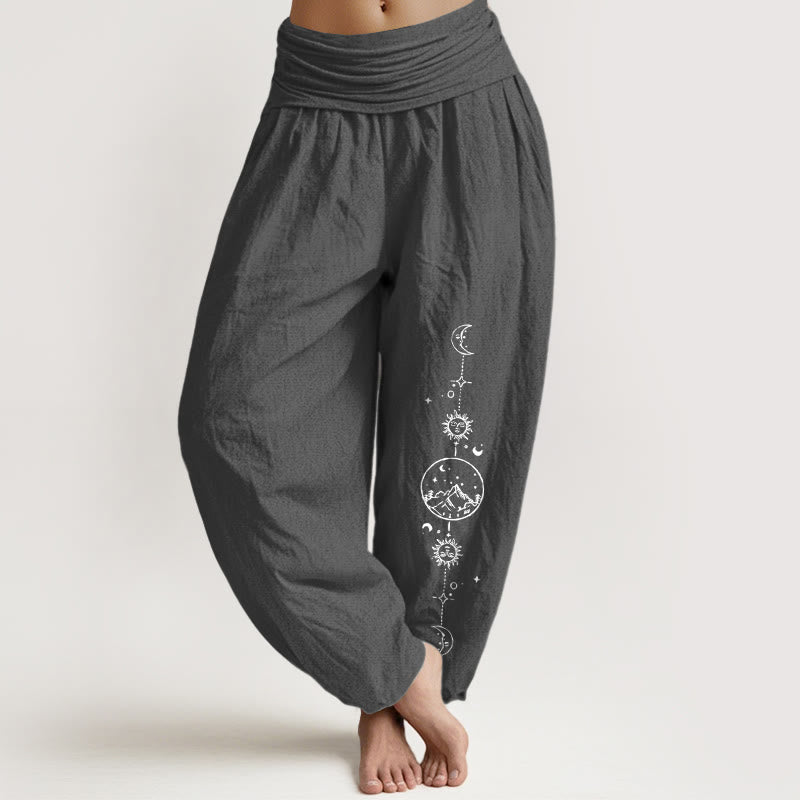 Buddha Stones Haremshose aus reiner Baumwolle mit minimalistischem Mond-, Sonnen-, Sternen- und Bergmuster, elastischem Bund. - DimGray - US16, UK/AU20, EU48 (3XL) - image 0