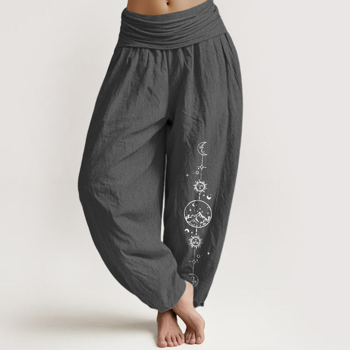 Buddha Stones Haremshose aus reiner Baumwolle mit minimalistischem Mond-, Sonnen-, Sternen- und Bergmuster, elastischem Bund. - DimGray - US16, UK/AU20, EU48 (3XL) - image 0