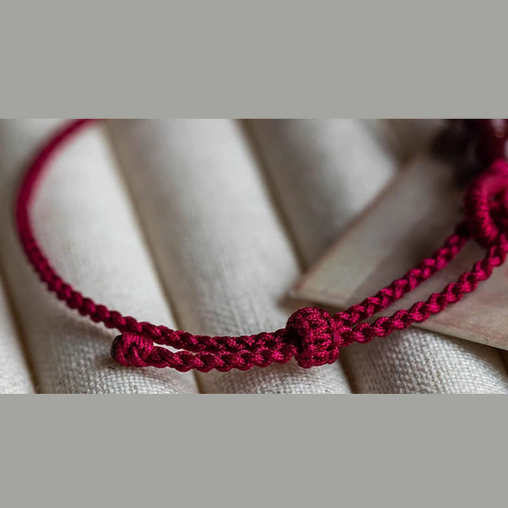 Buddha Stones Handgefertigtes Armband aus geflochtenem Seil mit Zinnoberperlen und dem Spruch „Ruhe und Segen“. - image 5