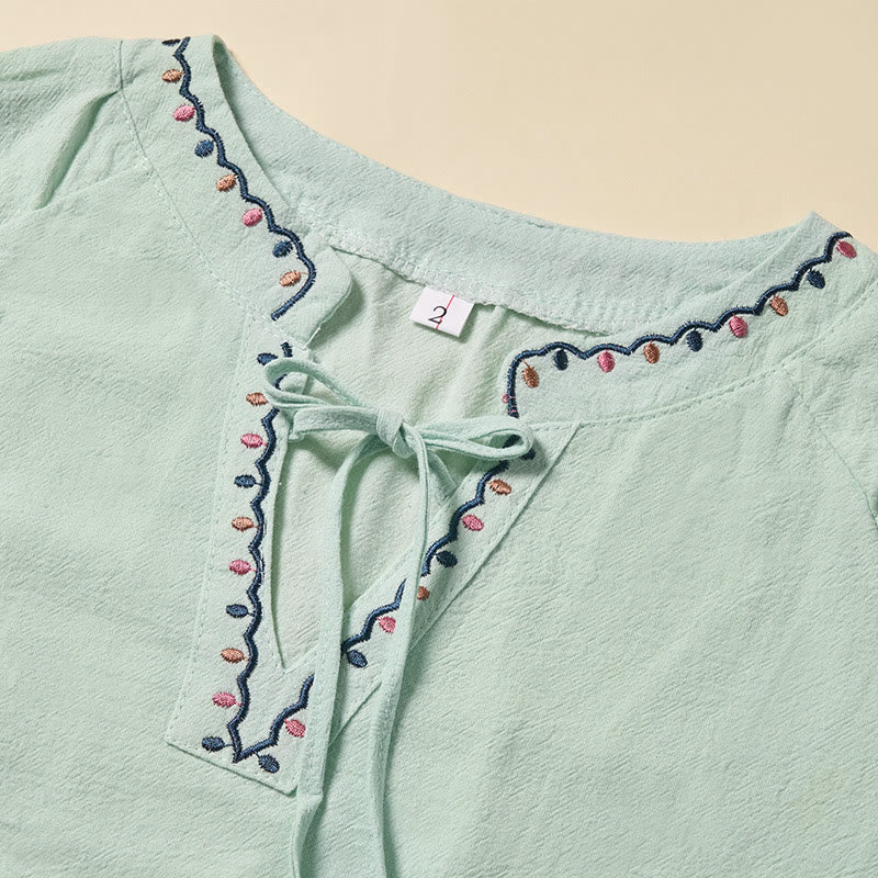 Buddha Stones Sommerliches Damen-Halbarmshirt aus Baumwolle mit V-Ausschnitt, Stickereien und Schnürung. - image 2