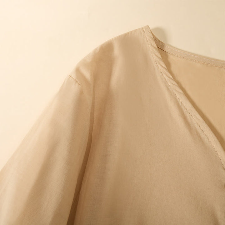 Buddha Stones Sommerliches, einfarbiges Kurzarmhemd für Damen mit V-Ausschnitt und Zierknöpfen - image 2