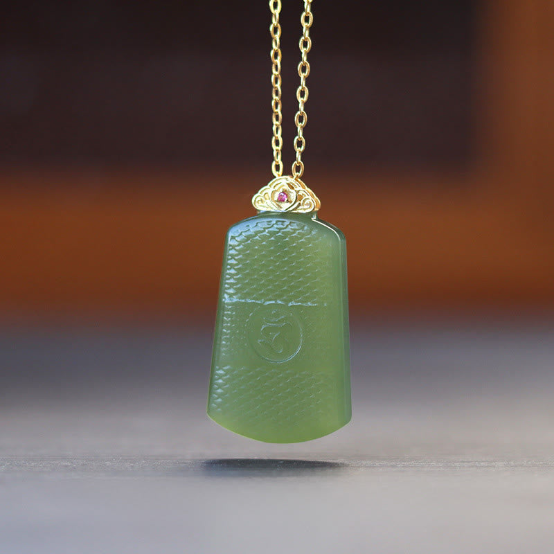 Buddha Stones Halskettenanhänger aus Hetian-Jade und 925er Sterlingsilber mit Om-Symbol (Symbol für Wohlstand) - Dunkler Hetian-Jade, 925er Sterlingsilber - image 0