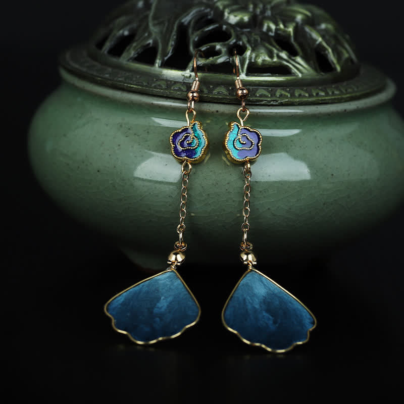 Buddha Stones Handgefertigte Ohrhänger aus Seide mit Blütenblattmotiv – Glücksbringer und Segenssymbol - image 3