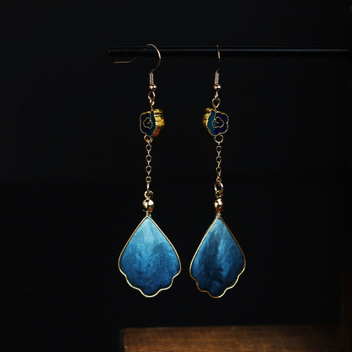 Buddha Stones Handgefertigte Ohrhänger aus Seide mit Blütenblattmotiv – Glücksbringer und Segenssymbol - Blaues Blütenblatt (Größe: ca. 8,5 x 2 cm) - image 0