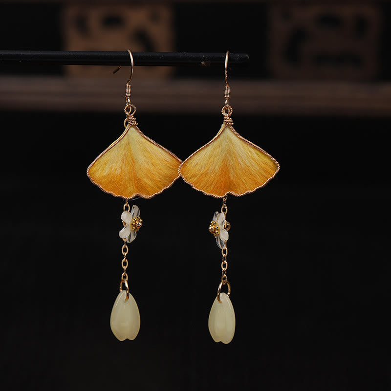 Buddha Stones Handgefertigte Ohrringe aus Seide mit gelbem Ginkgoblatt und Kupferhaken – Glücksbringer - Ginkgoblatt & grüne Perle (Größe: ca. 7,5 x 2,8 cm) - image 0