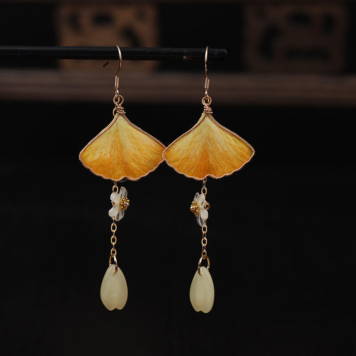 Buddha Stones Handgefertigte Ohrringe aus Seide mit gelbem Ginkgoblatt und Kupferhaken – Glücksbringer - Ginkgoblatt & grüne Perle (Größe: ca. 7,5 x 2,8 cm) - image 0