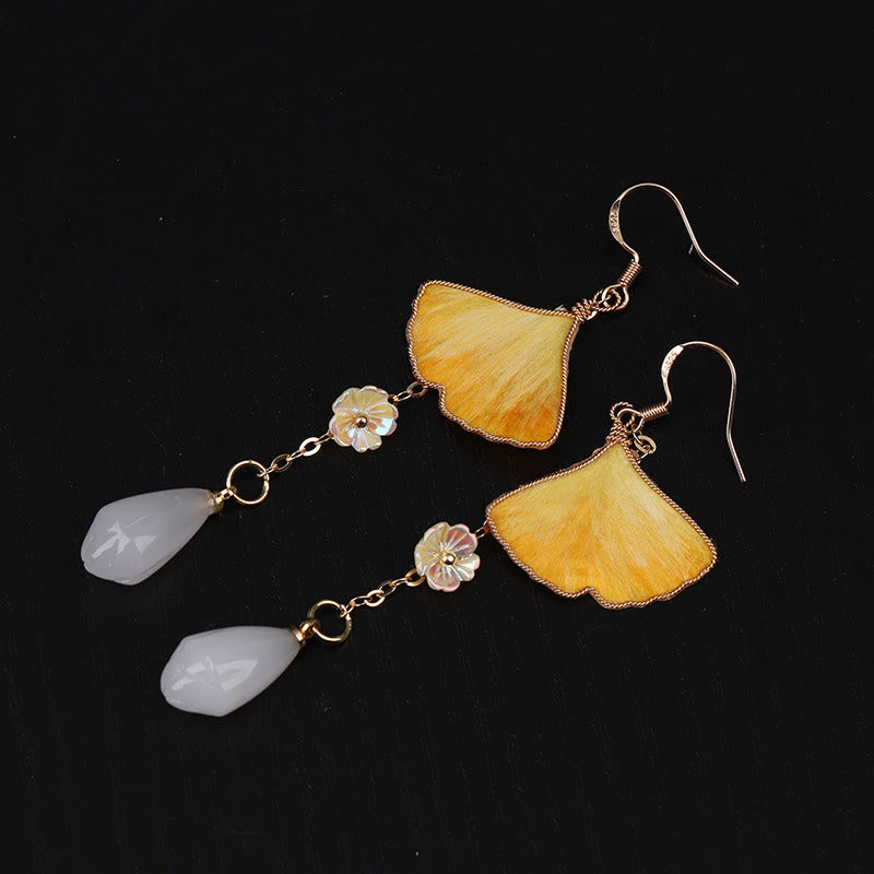 Buddha Stones Handgefertigte Ohrringe aus Seide mit gelbem Ginkgoblatt und Kupferhaken – Glücksbringer - Ginkgoblatt & weiße Perle (Größe: ca. 7,5 x 2,8 cm) - image 9