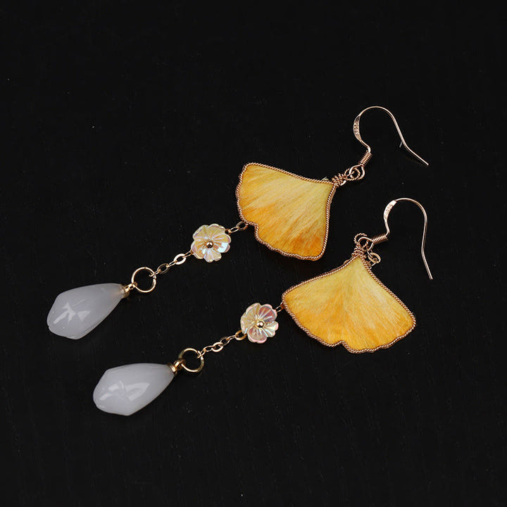 Buddha Stones Handgefertigte Ohrringe aus Seide mit gelbem Ginkgoblatt und Kupferhaken – Glücksbringer - Ginkgoblatt & weiße Perle (Größe: ca. 7,5 x 2,8 cm) - image 9