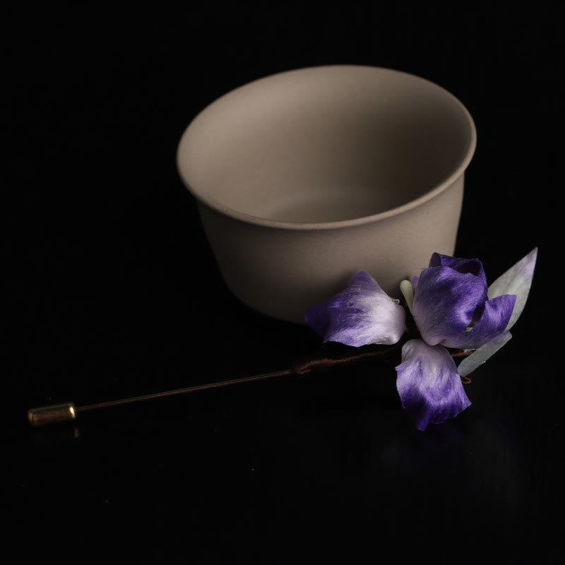 Buddha Stones Handgefertigte Seidenbrosche mit lila-weißem Iris-Motiv zum Schutz. - image 1