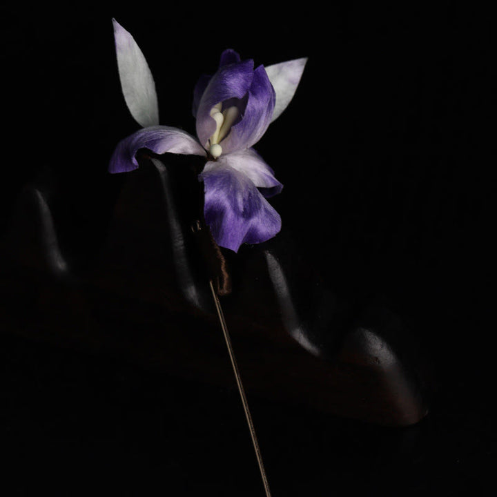 Buddha Stones Handgefertigte Seidenbrosche mit lila-weißem Iris-Motiv zum Schutz. - image 6