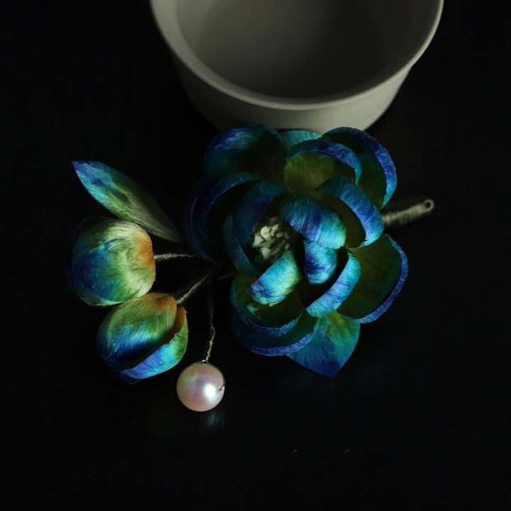 Buddha Stones Handgefertigte Brosche aus Seidenkunst-Samt mit Kamelienmotiv als Segens- und Schutzsymbol - image 2